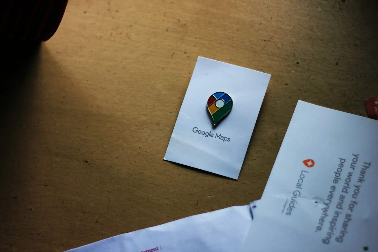 Ein Google-Maps-Standortpin liegt auf einem Blatt Papier