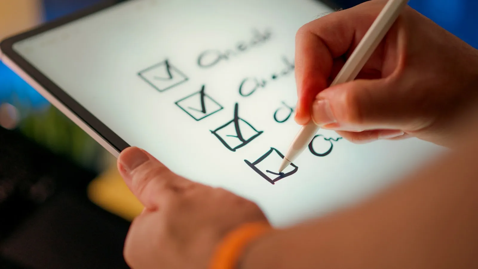 Eine Hand hakt Punkte auf einer digitalen Checkliste ab