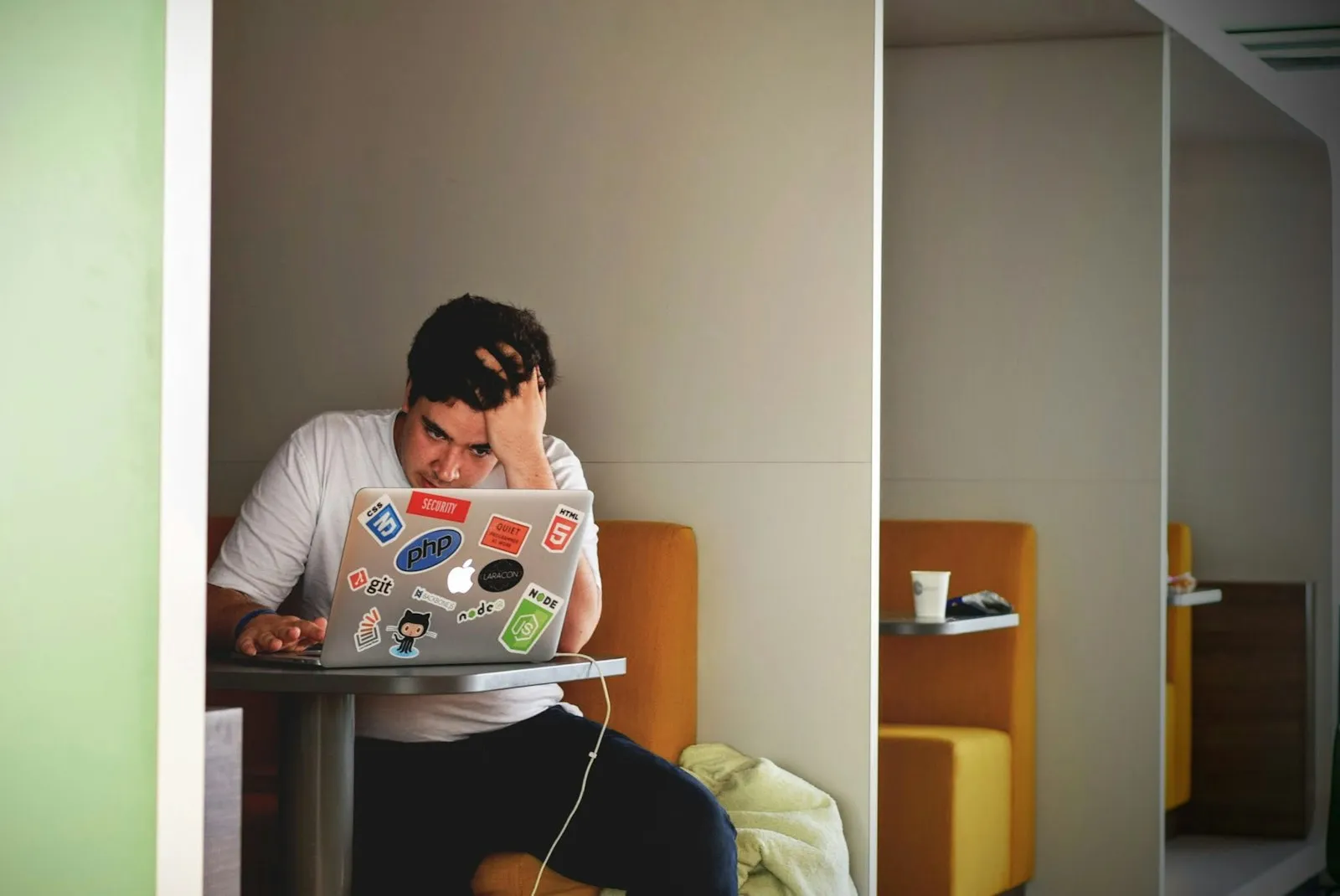 Frustrierte Person arbeitet an einem Laptop